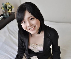 مبتسم الآسيوية في سن المراهقة Reika