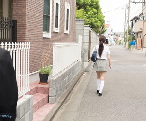 Japanese schoolgirl takes..